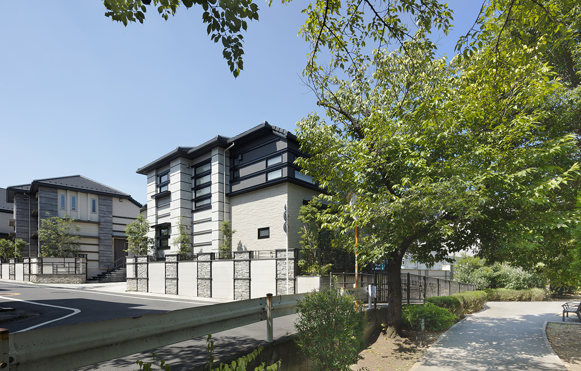 隣接する緑道とのつながりを意識し、アースカラーをベースに住まいをデザイン。