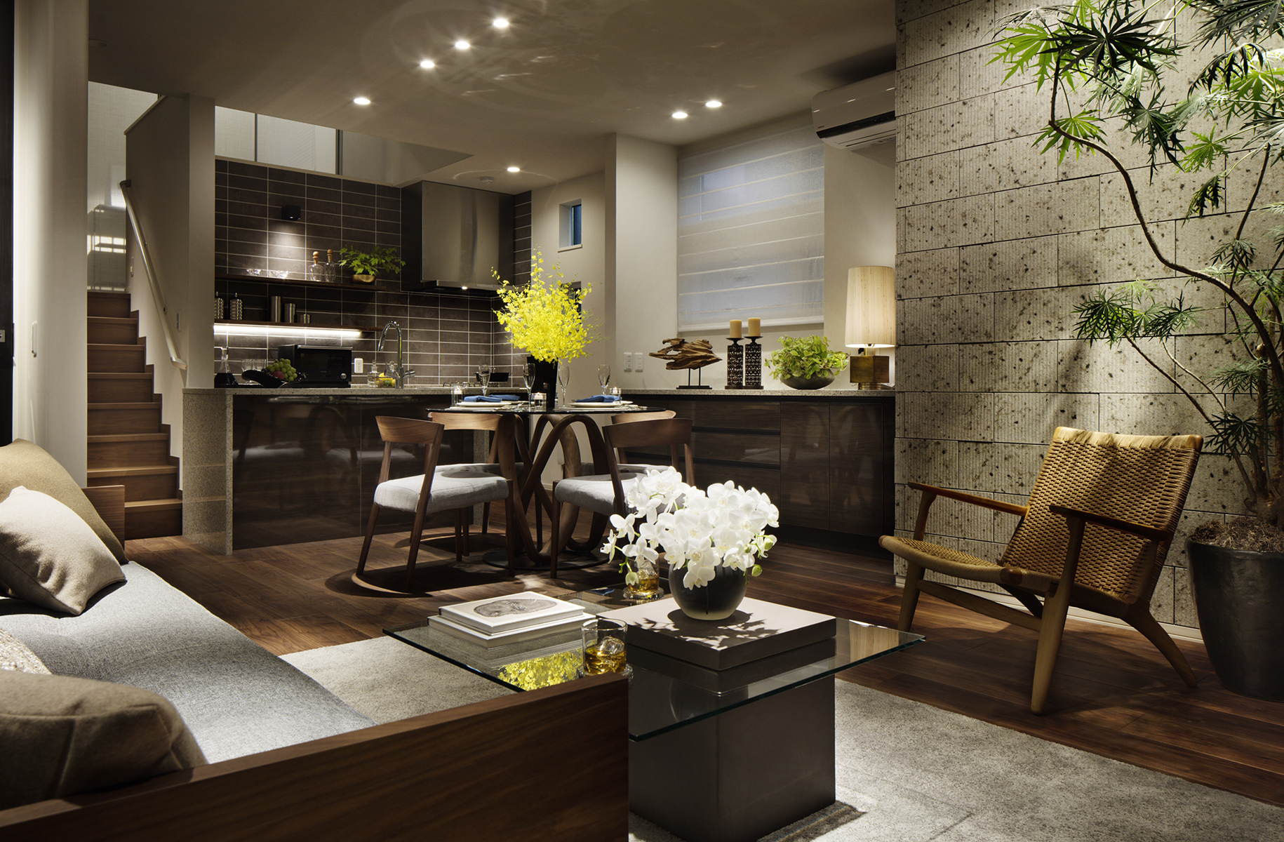 素材の質感にこだわり、高品質な内装デザインを実現。戸建ならではの縦空間を活かし、開放感を生み出した。