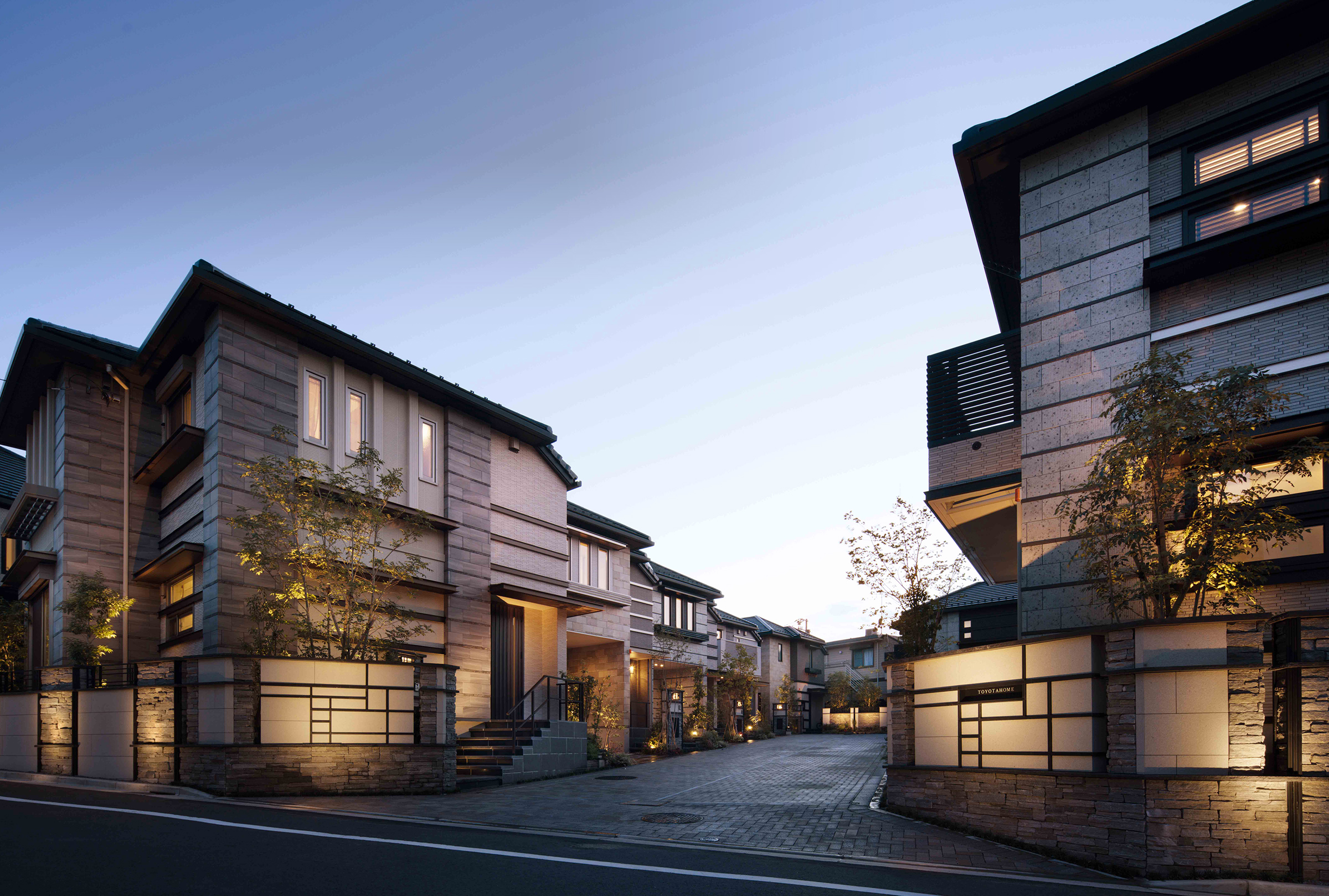 建物デザイン、外構デザインともに、水平ラインを強調したことで、街としての統一感と景観としての美しさを演出。