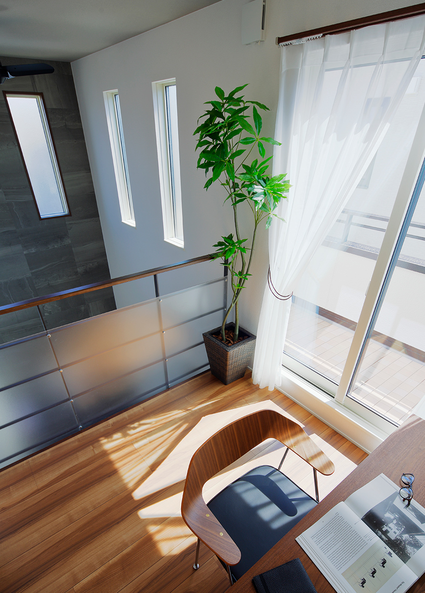 縦の広がりを生む吹き抜けが、開放感をもたらし、寛ぎを深める。