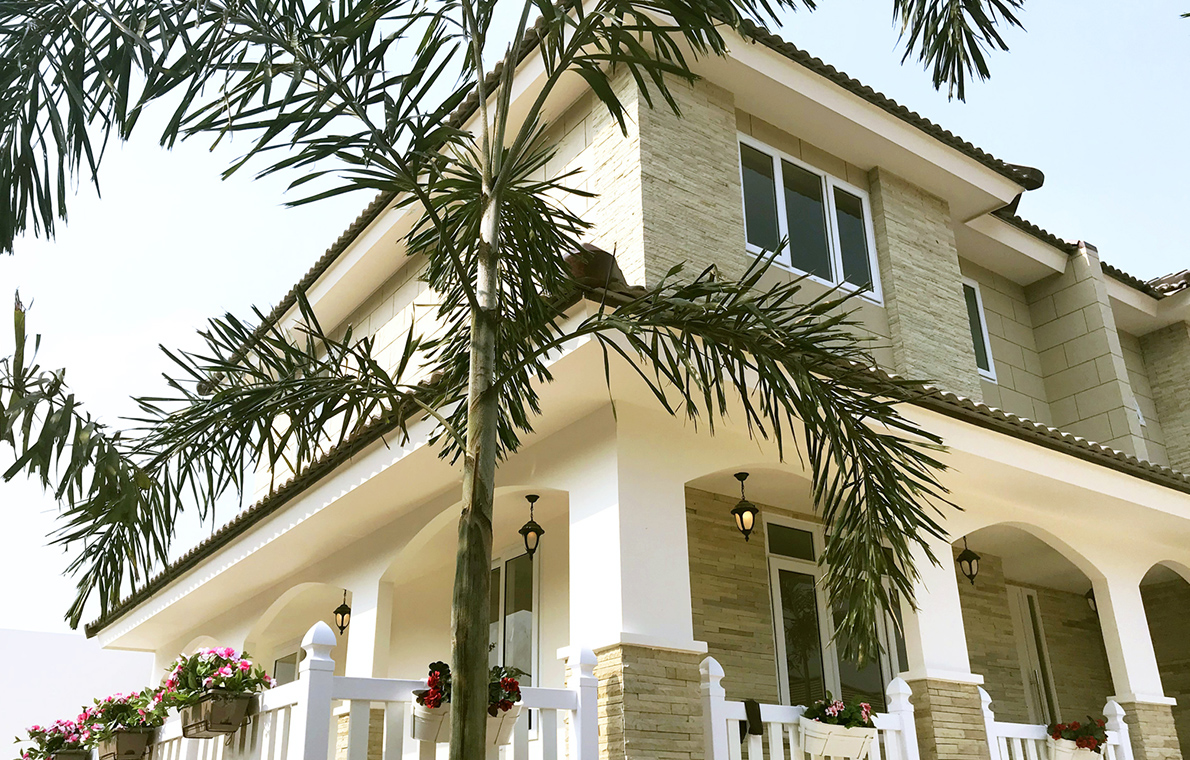 石貼りの門柱やアーチ状の玄関意匠で優美な邸宅を演出。