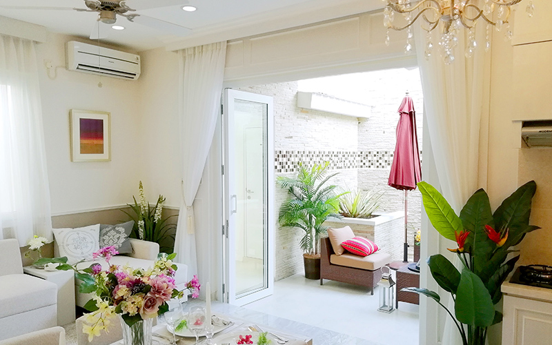 テラスとつながりながら、広がりのあるオープンな空間。