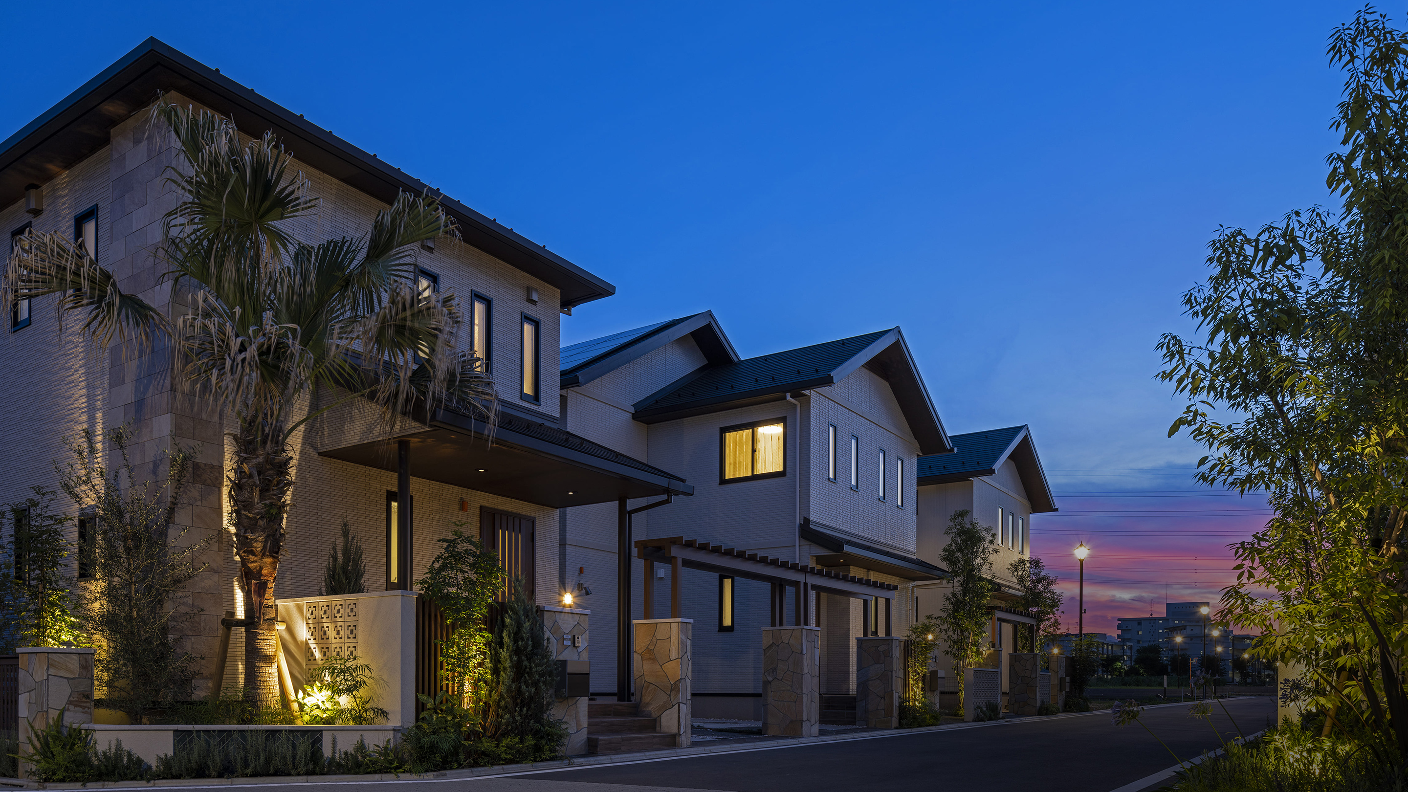 パームツリーや温もりある照明など、リゾート感が漂う街並み。