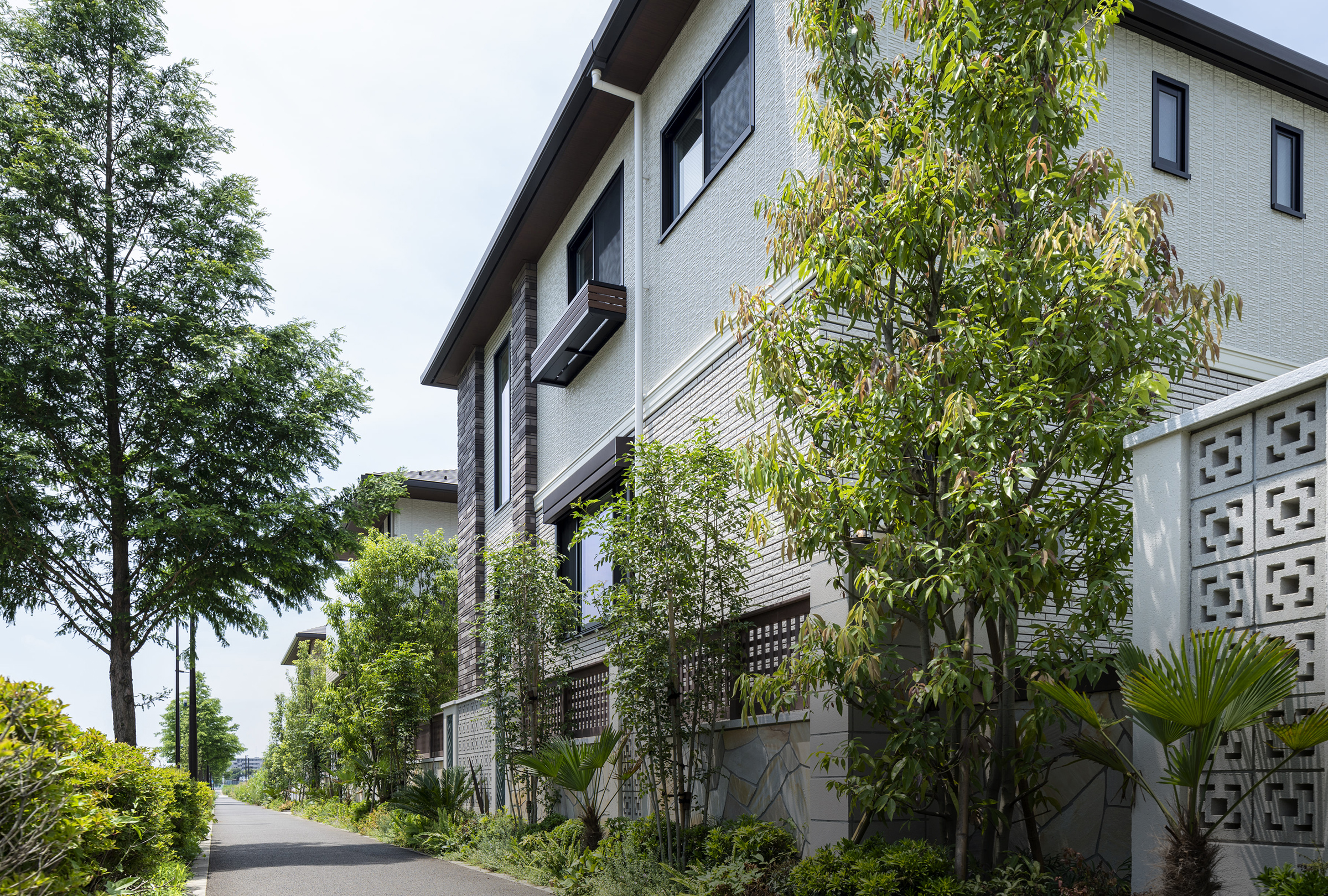 敷地周囲を取り囲むタウンウォールとグリーンベルト。周囲の結界性を高めた景観を創造。