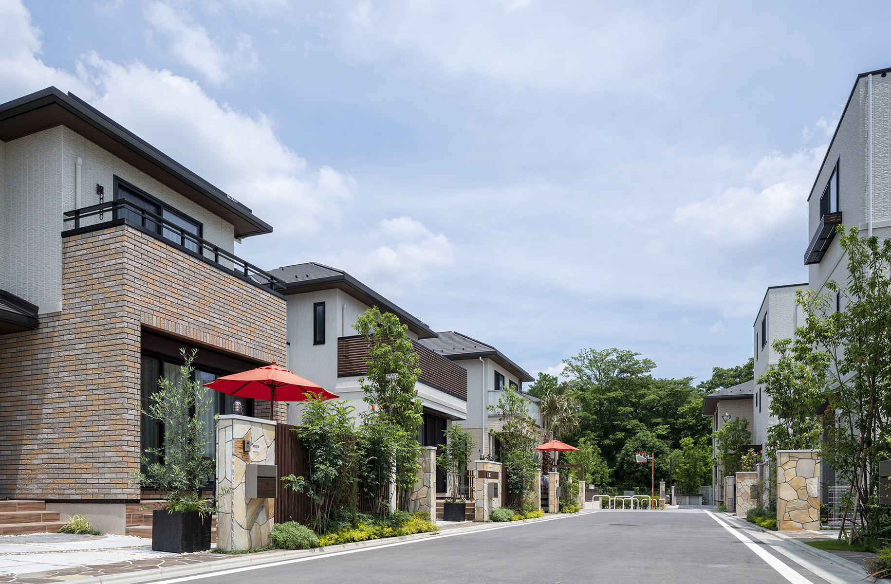 電線類を地中化したことで大きな空が広がる、開放的でモダンな街並み。