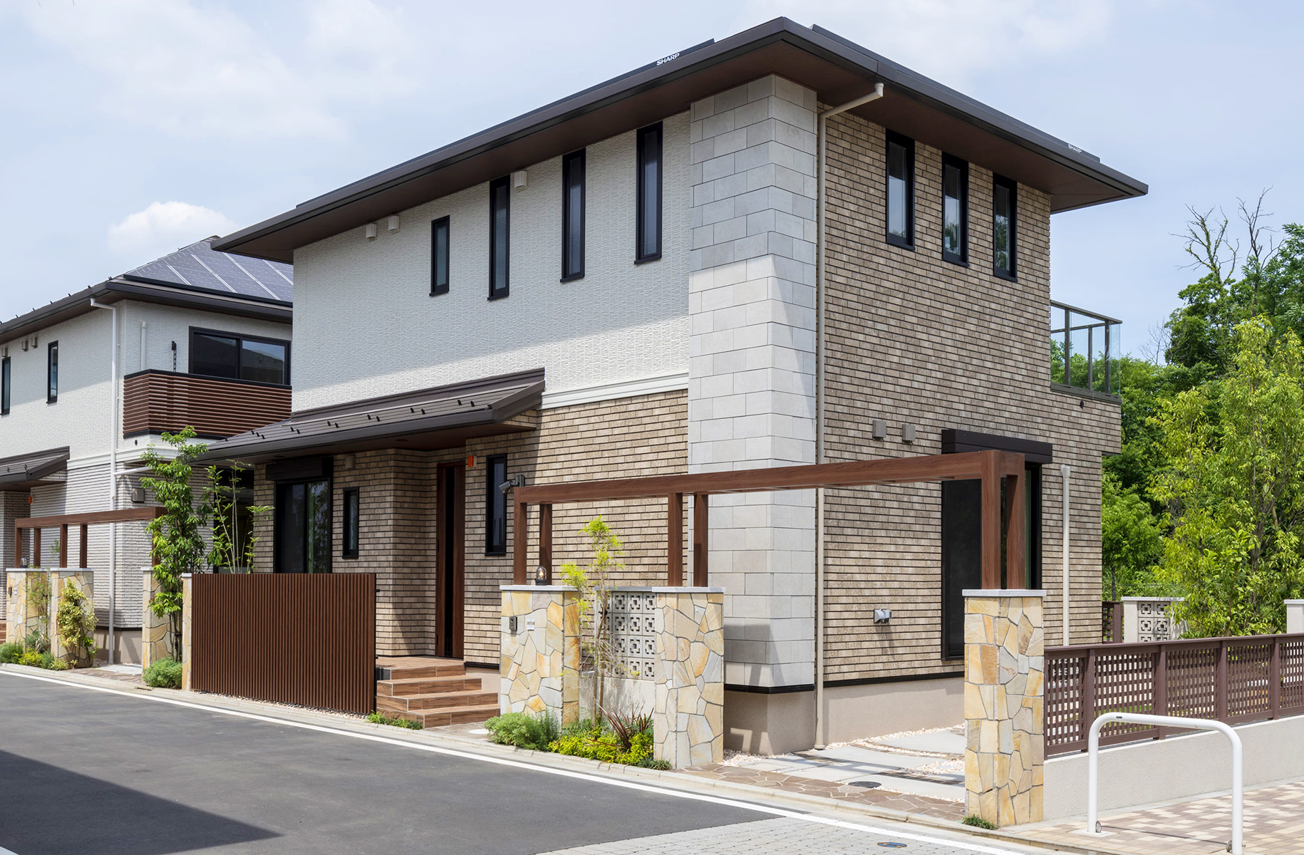 外観や外構にこだわり上質で美しい住まいを徹底。その積み重ねが、街全体の美景を形成している。