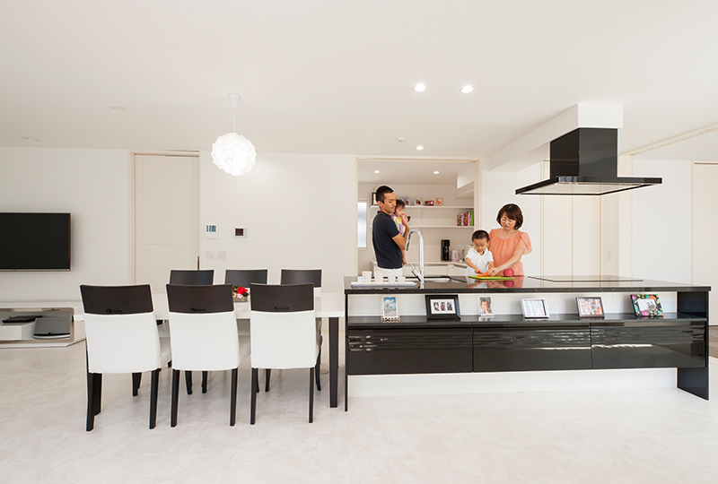 子どもたちと料理を楽しめる大きなアイランドキッチンがあるお住まい