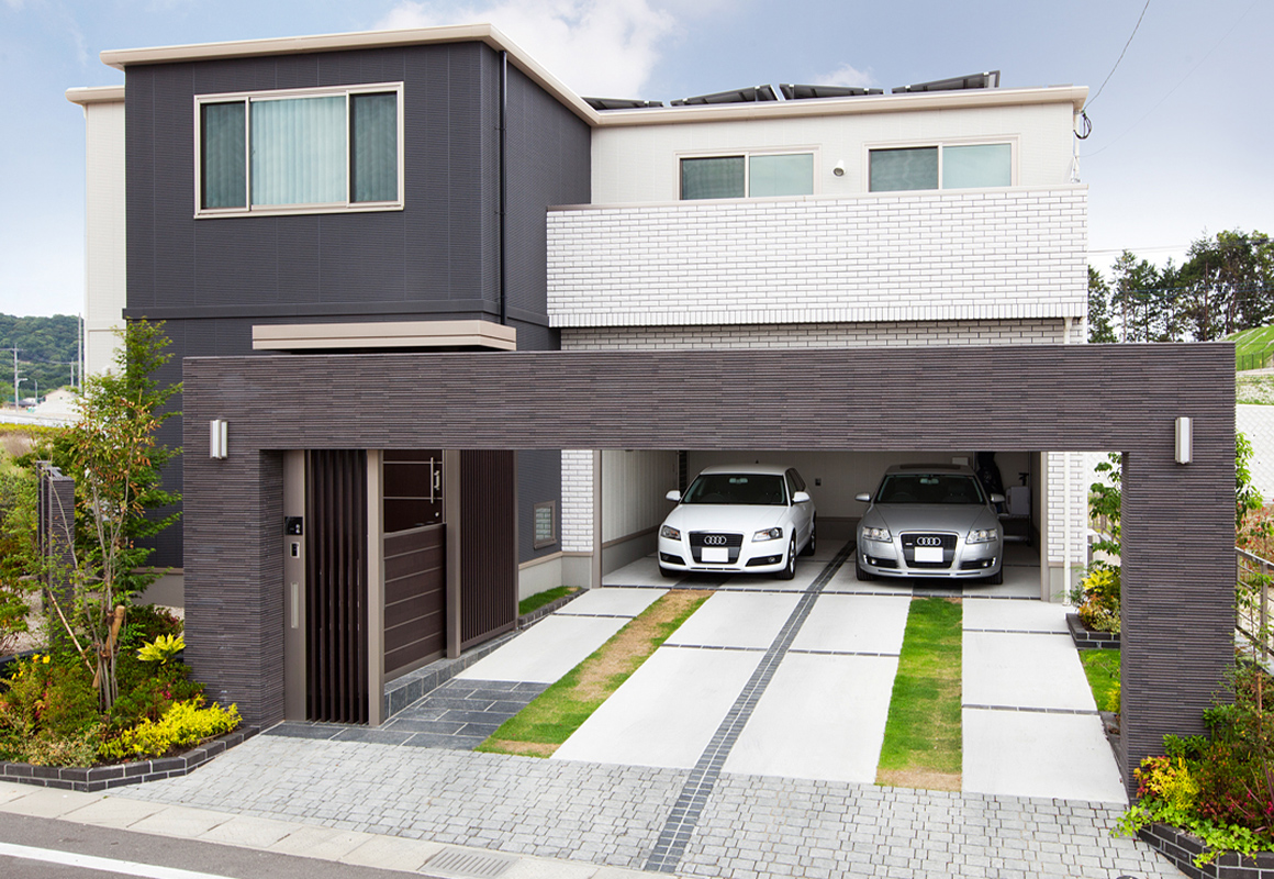 ゲートの重厚感と植栽で多彩な表情を見せる住まい