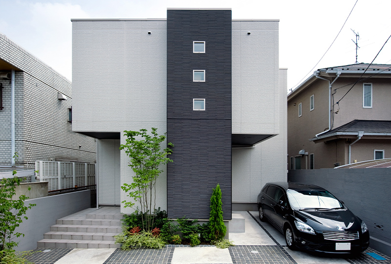 大きな窓をあえてなくした内へ広がる外観の住まい