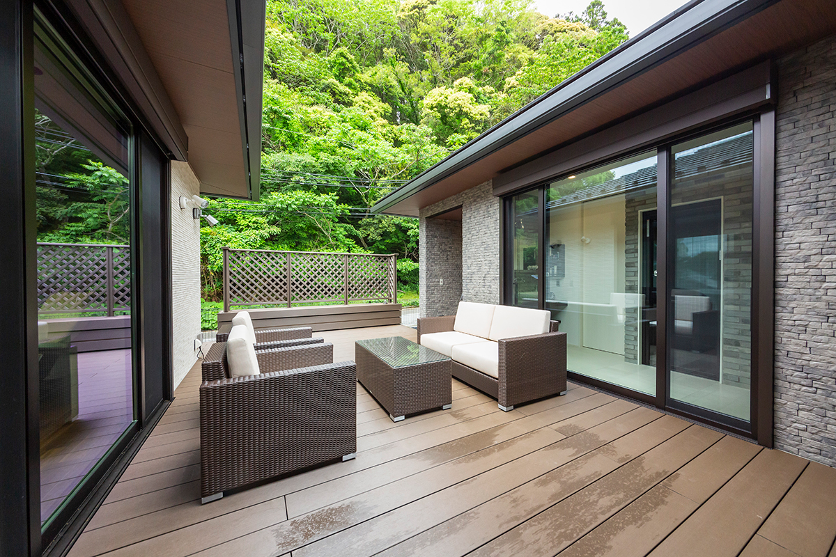 【実例5】部屋の大開口からフラットにつながる中庭のある住まい