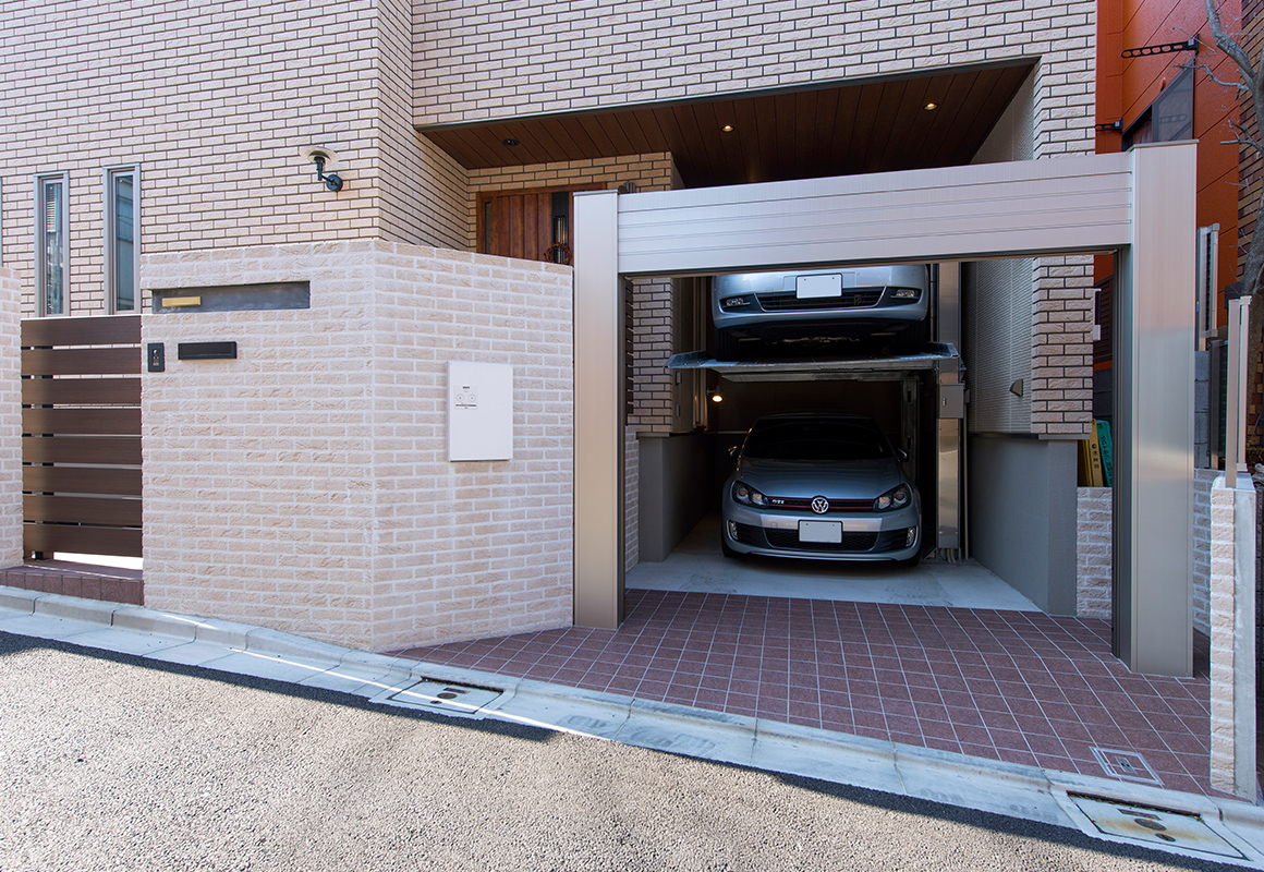 敷地の高低差を活かした立体駐車場のある住まい