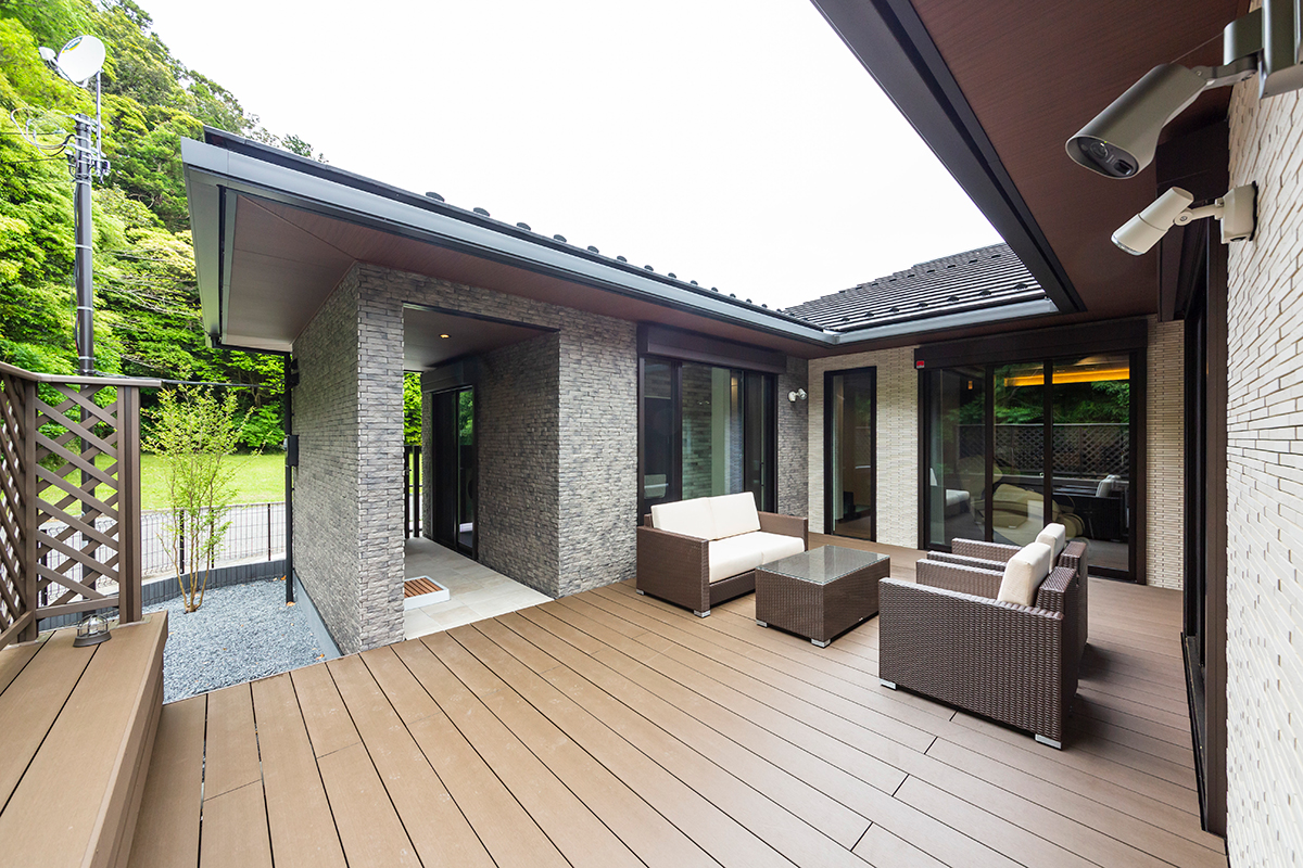 【40坪台・3LDK】各居室の大開口からフラットにつながるウッドデッキのあるコの字型の住まい