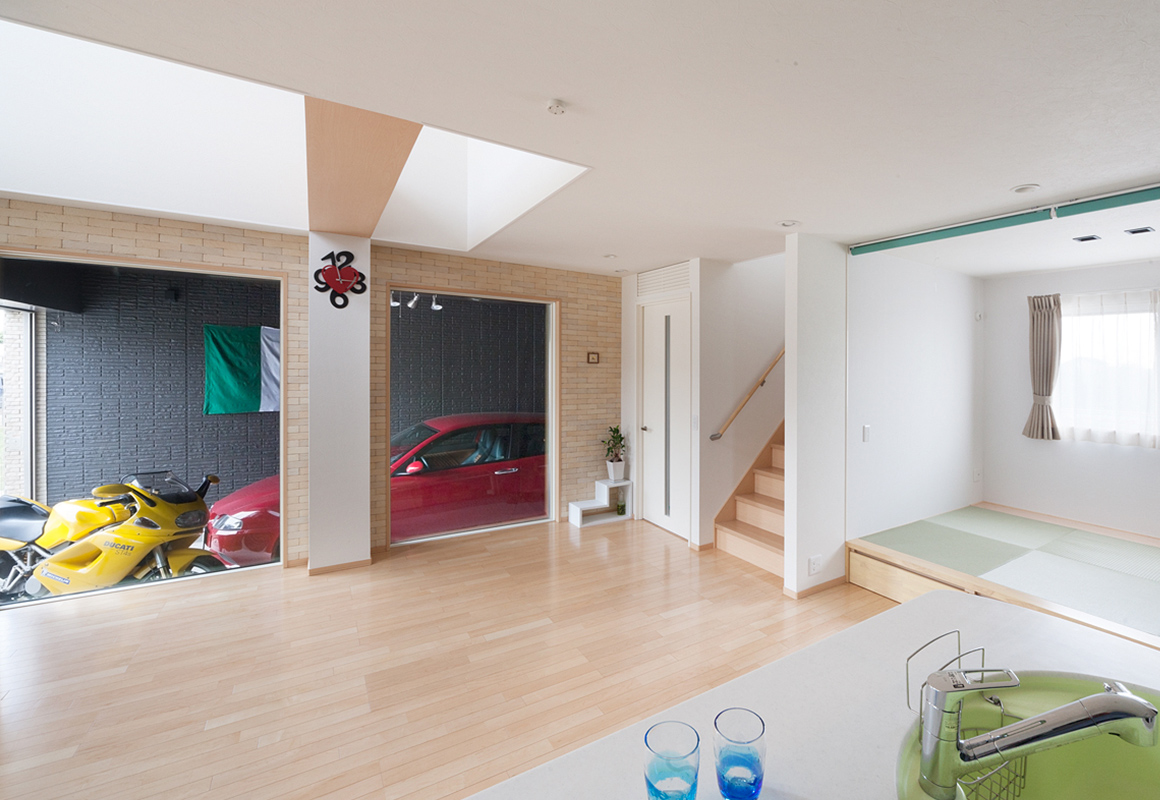 【67坪・2階建て】リビングから愛車を眺めて暮らせるビルトインガレージのある住まい