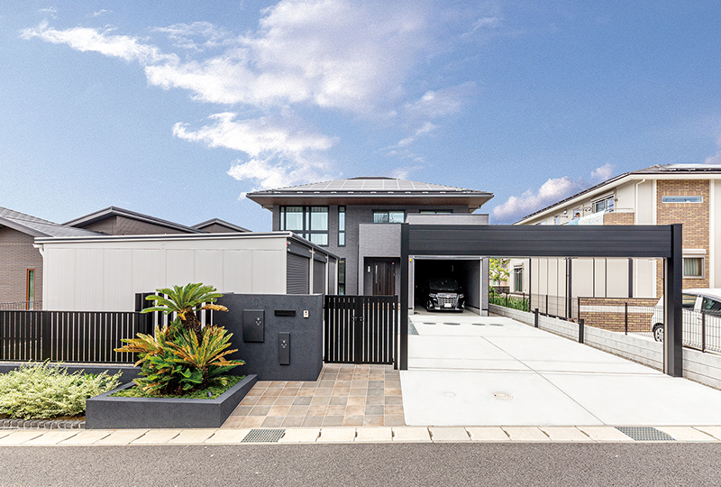 【約60坪・2階建て】上質感と重厚感を兼ね備える、ビルトインガレージのある住まい