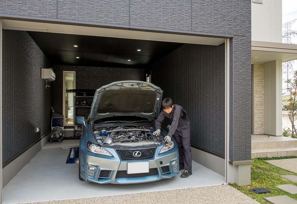 愛車のメンテナンスがしやすいビルトインガレージ