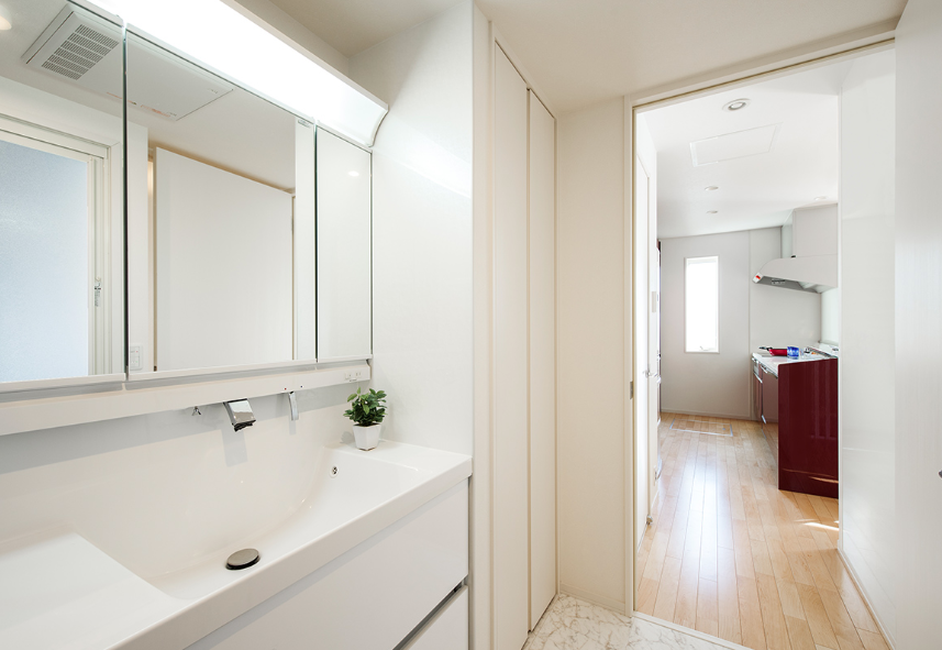 キッチンと洗面室が直結した家事ラク回遊動線