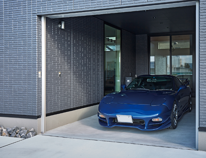 家の中から車を愛でることができるインナーガレージの2階建て