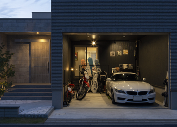 大切な家族と車を守る、中庭とインナーガレージのある2階建て