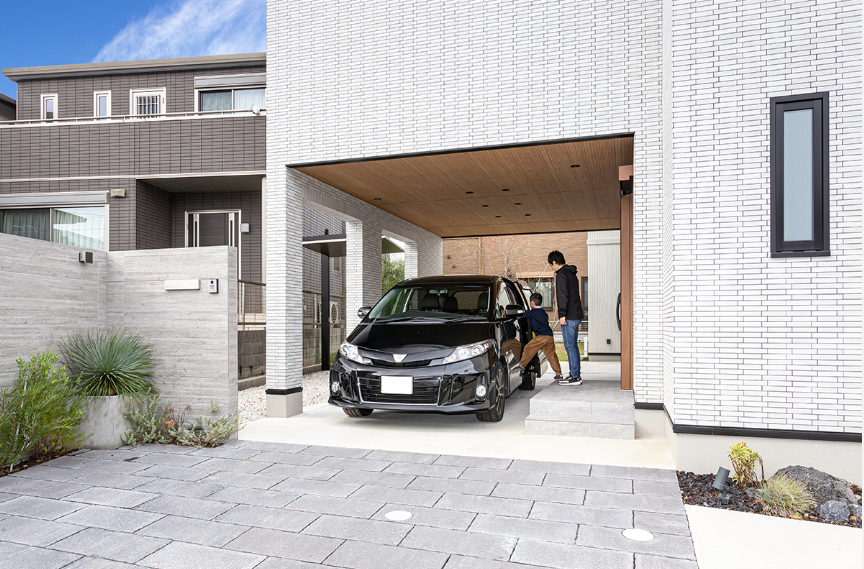 インナーガレージで、外観と外構をトータルデザインした2階建て