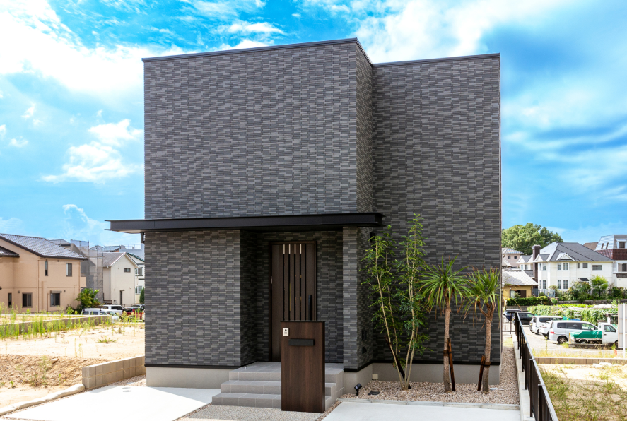 タイル外壁×BOX型シルエット|重厚感のあるシンプルモダン