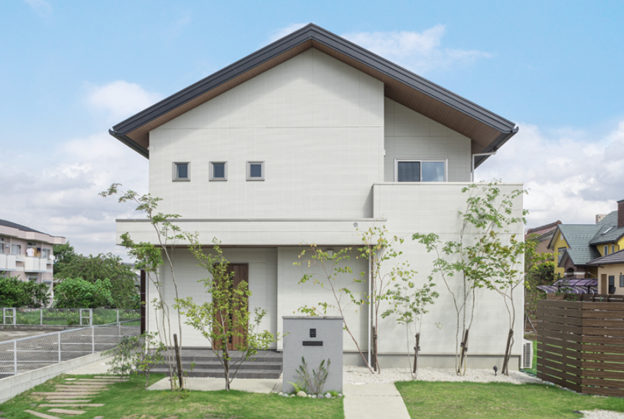 中庭×木の質感|緑に包まれたナチュラルモダン