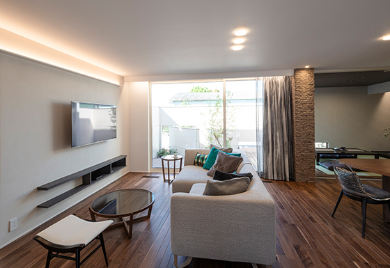 庭のデッキとつながるリビング