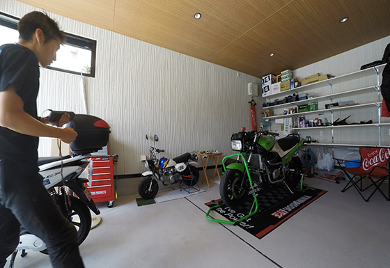 ご主人拘りのバイクガレージ1
