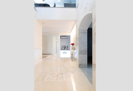 吹抜けを設けゆったり余裕のエントランスホール