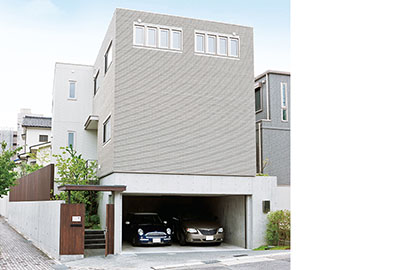 外観画像／スクエアな外観、四季を感じる庭…こだわりを詰め込んだ住まいが完成