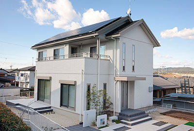 外観画像／ソーラーパネルで光熱費がプラスに家族みんなでエコを楽しめる家