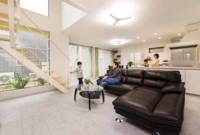 内観画像／吹き抜けと大空間LDKで明るく快適。家事ラクを実現したこだわりの住まい。