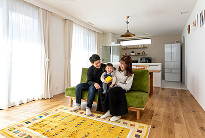 内観画像／温もりを感じるリビングを中心に、平屋でかなえた効率的な暮らし。