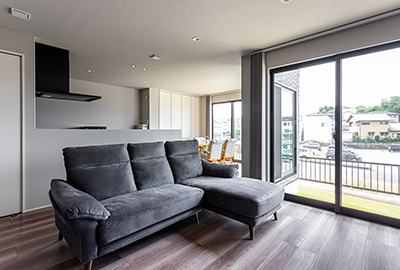 内観画像／庭を囲むシンプルモダンなLDKで、家族時間を豊かに育む。