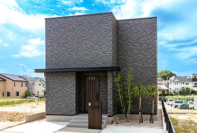 外観画像／庭を囲むシンプルモダンなLDKで、家族時間を豊かに育む。