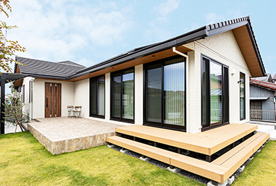 外観画像／庭とつながる平屋で生まれる、いきいきとした暮らしの風景。