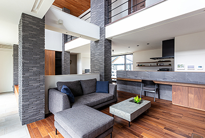 内観画像／のびやかな吹き抜け大空間が個々の時間を心地よい一体感で包む住まい。