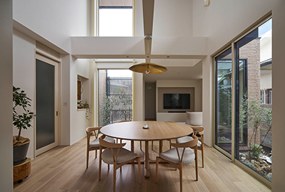 内観画像／ラウンドテーブルを住まいの中心に据え、緑に親しむ暮らし。