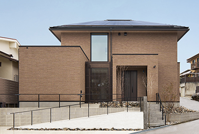 外観画像／ラウンドテーブルを住まいの中心に据え、緑に親しむ暮らし。