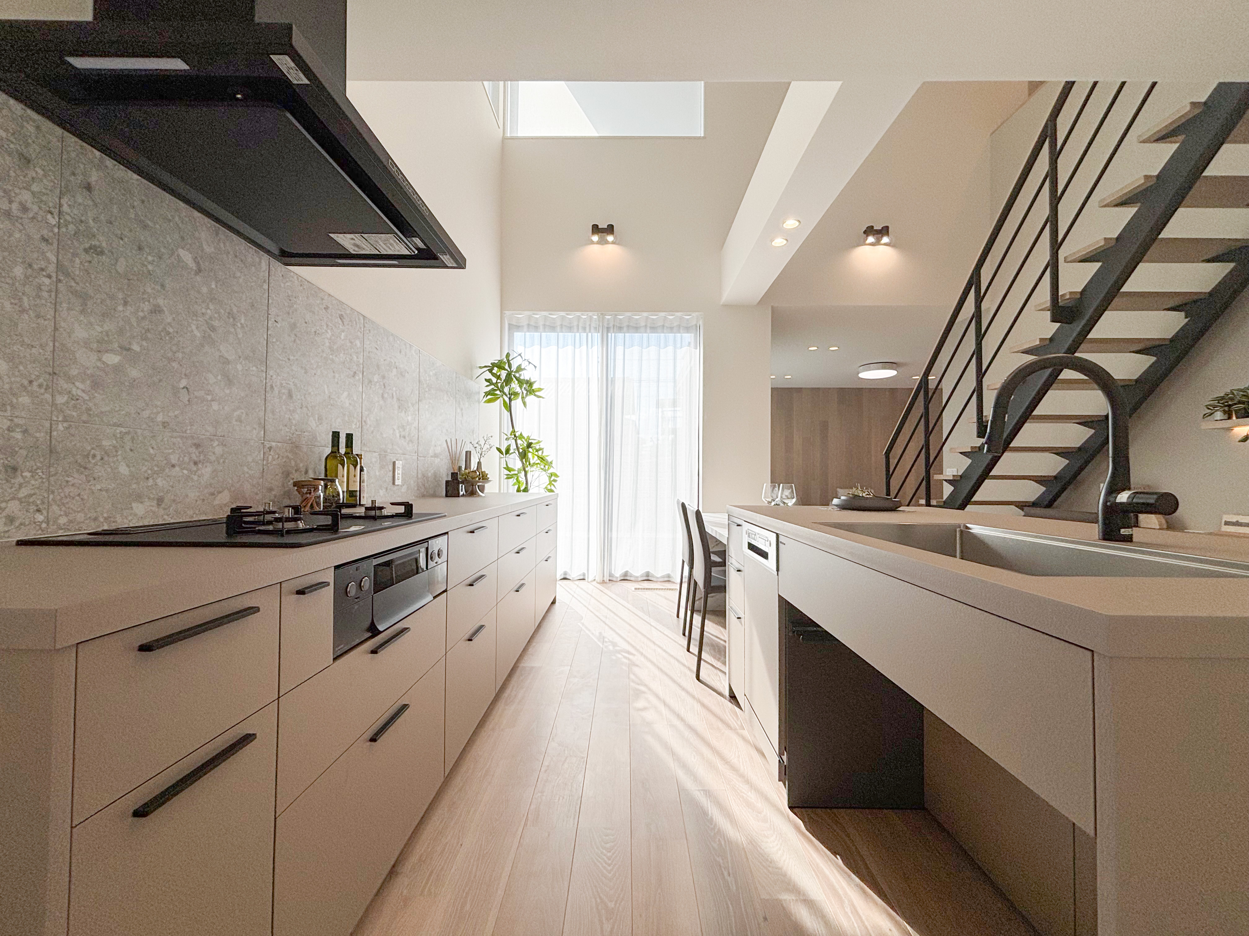 kitchenhouse製のキッチンで洗練されたお洒落な空間