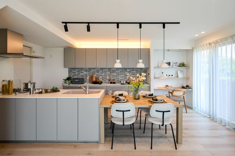 家族の笑顔が集まる、開放感あふれるキッチン