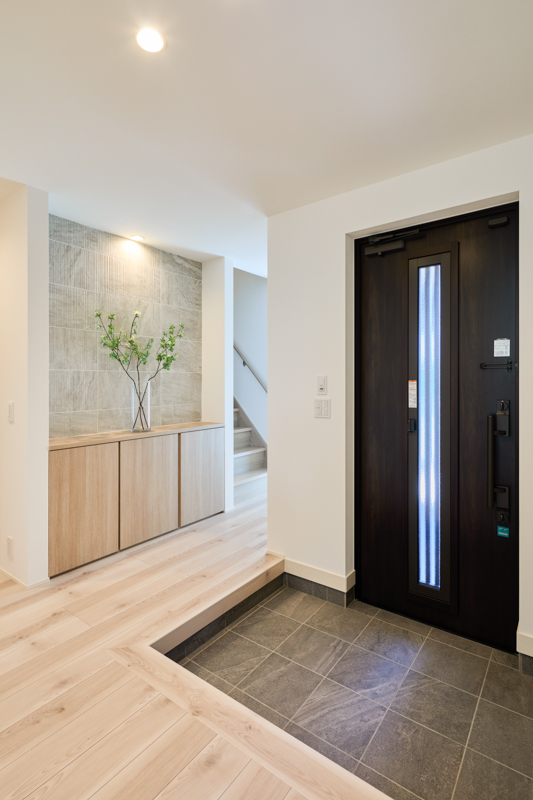 優雅に迎える、心和む玄関ホール