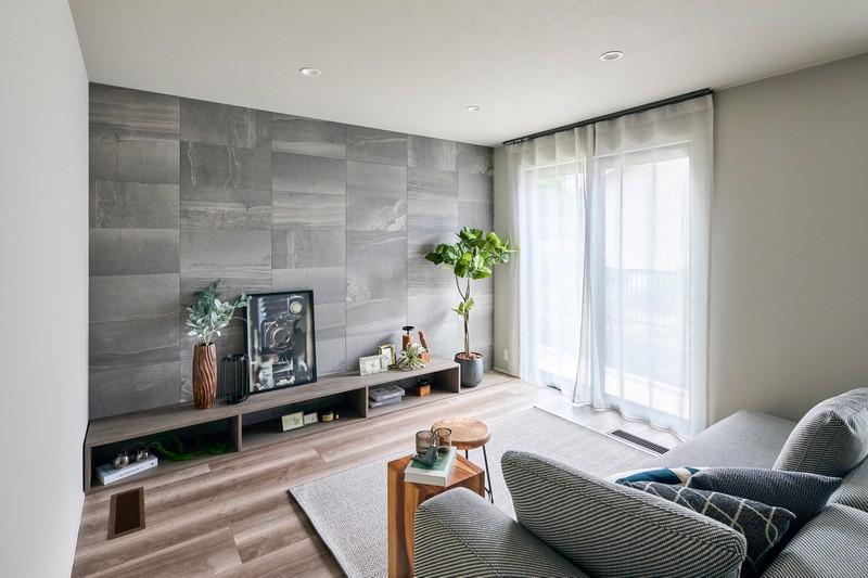 光が差し込む明るいリビング空間