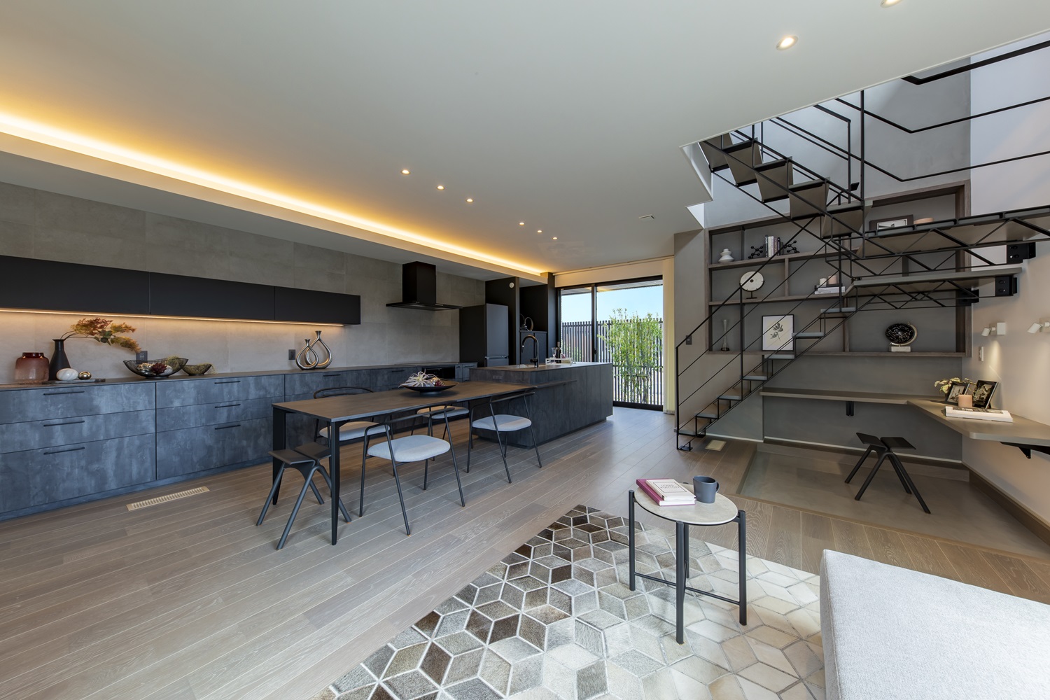 吹き抜けと大開口で広く、明るさを感じるLDK