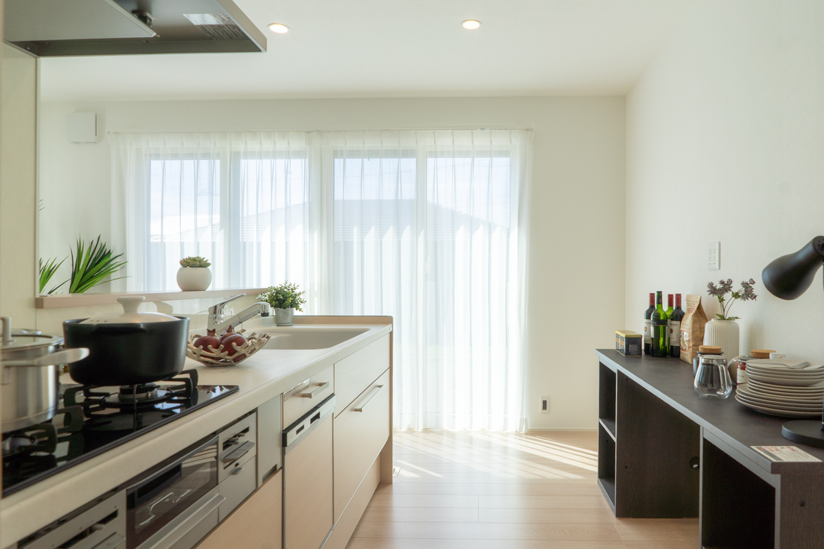 家事の気分も上がる明るいキッチン