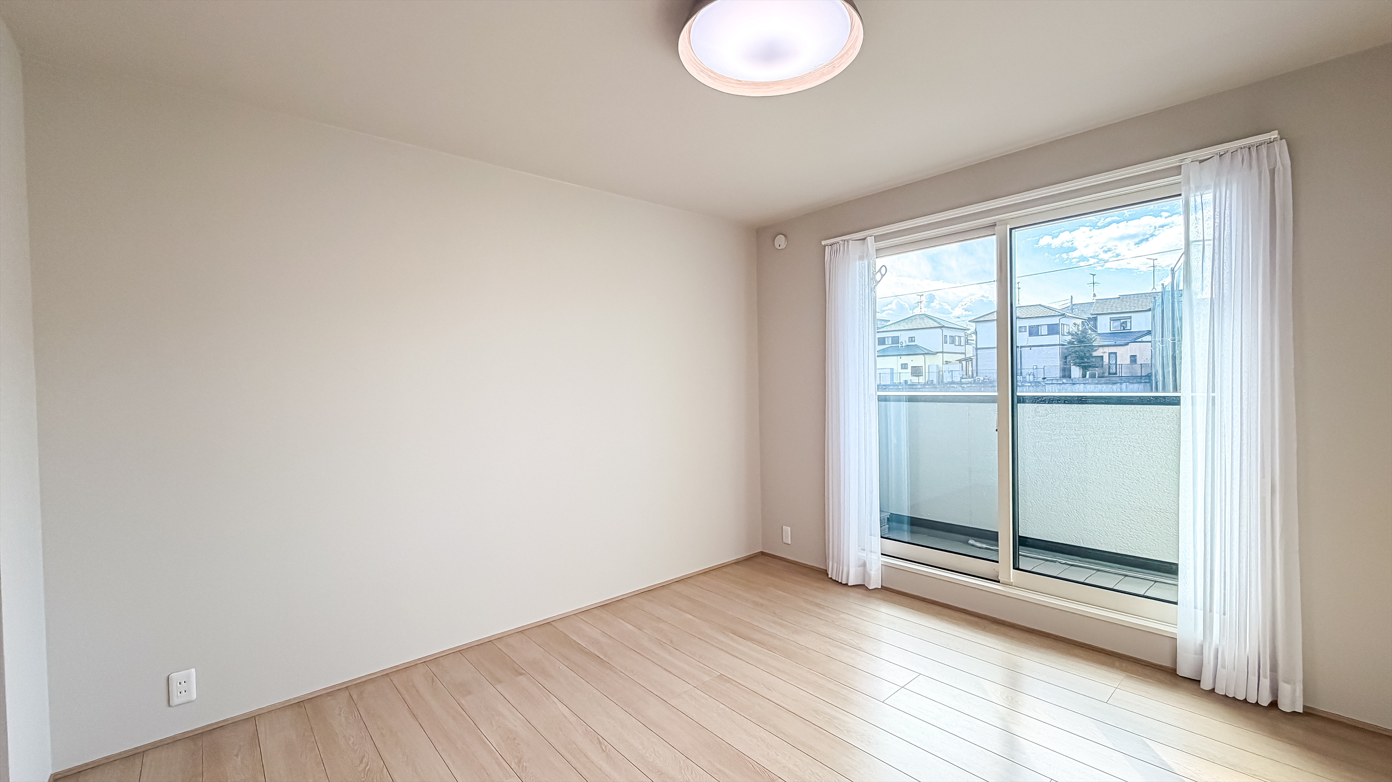 バルコニーへと繋がる主寝室