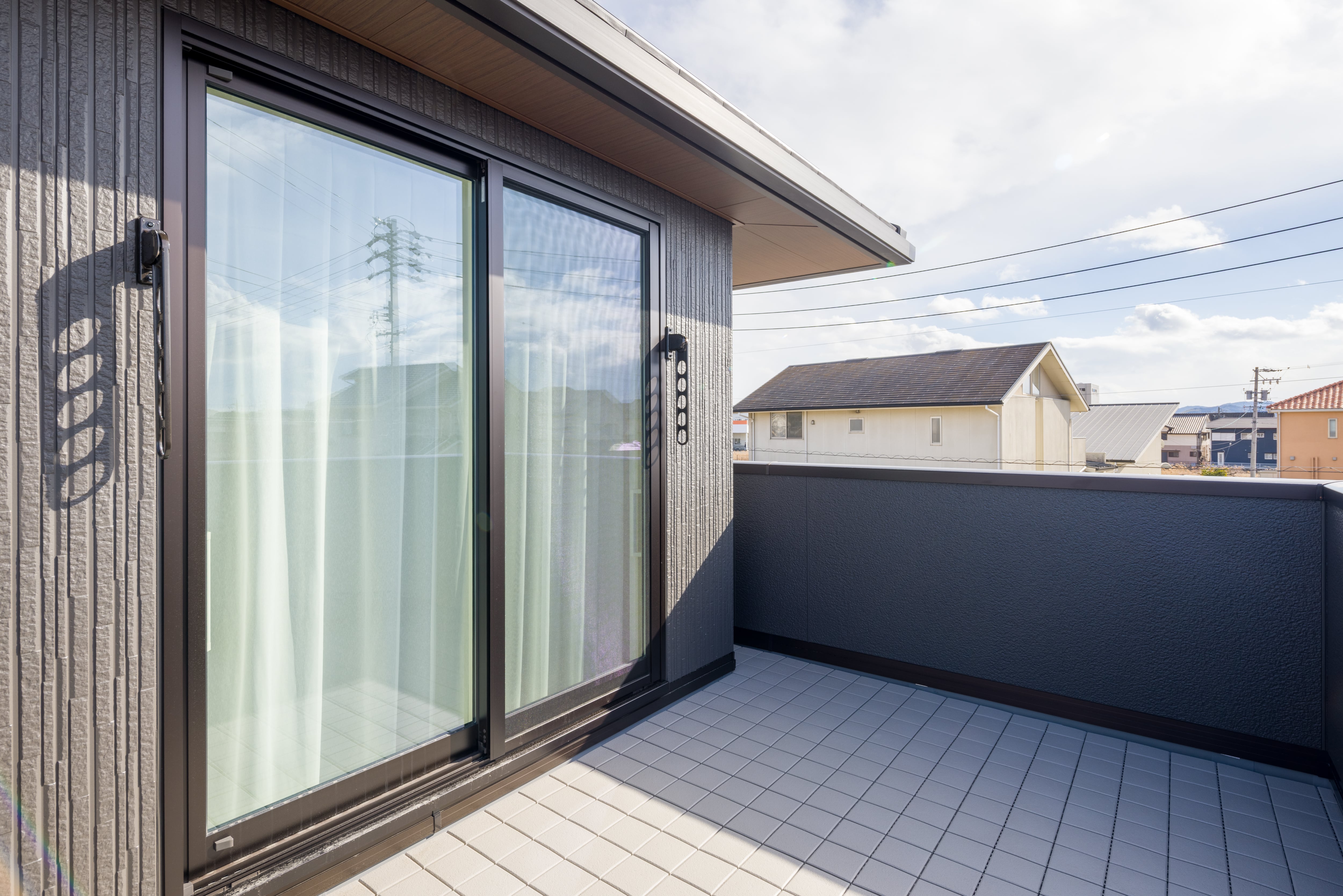 奥行きがあり屋根も庇も深い大型バルコニー