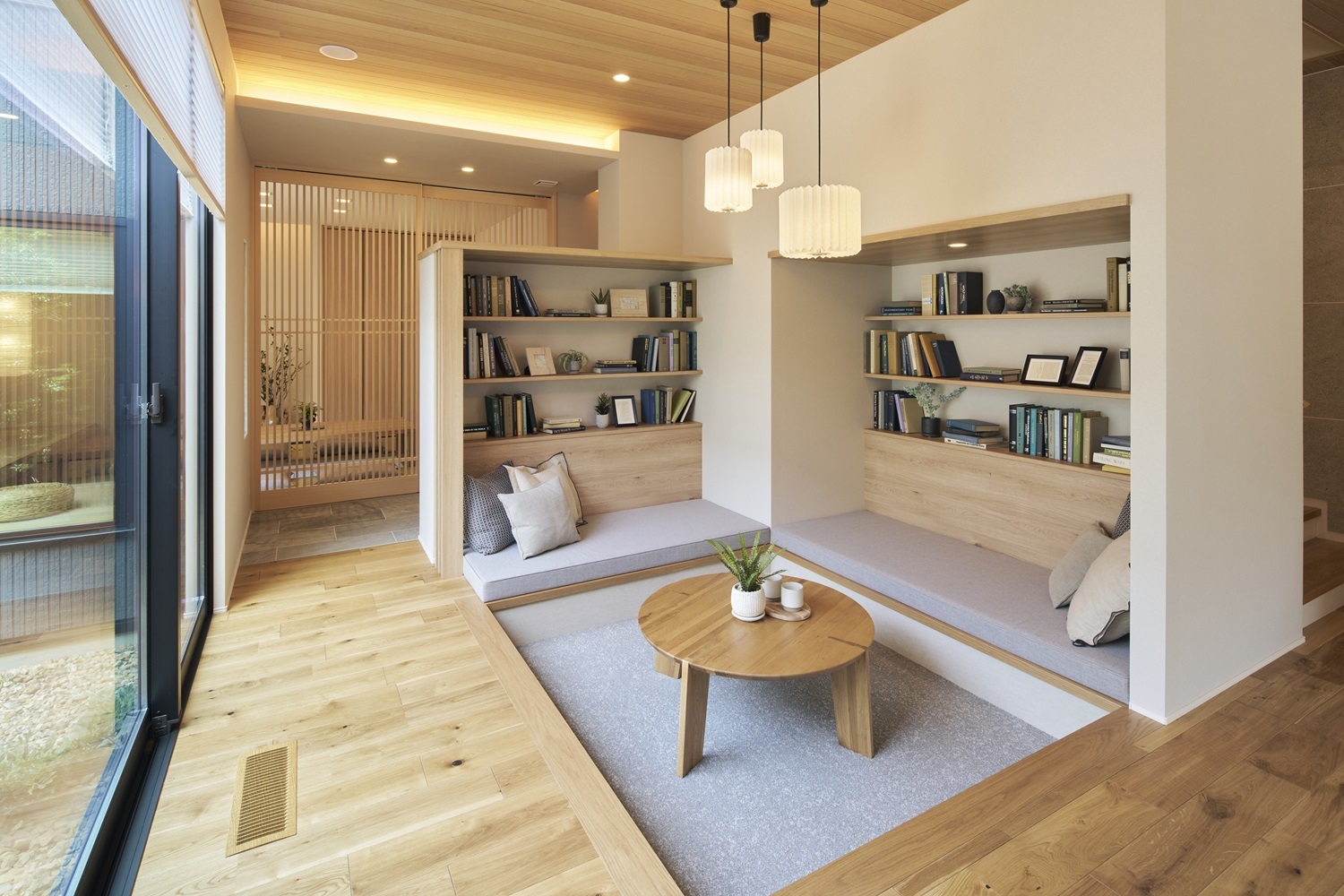 緑景を静かに望み、深い寛ぎへと誘うダウンフロア