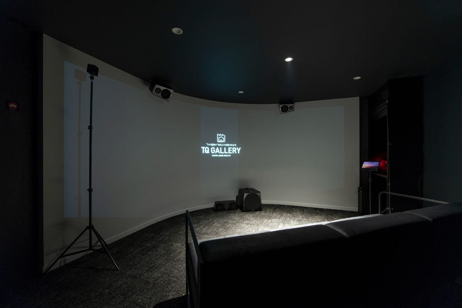 迫力のある大画面で地震体感など臨場感のある映像がみられる